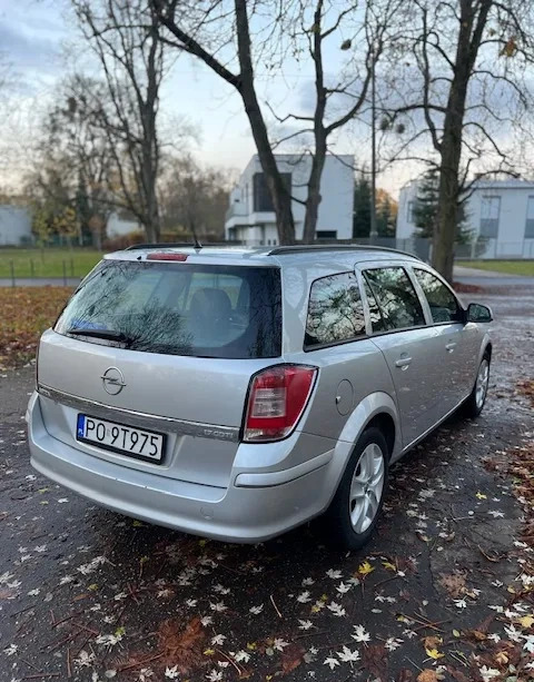 Opel Astra cena 11900 przebieg: 297000, rok produkcji 2012 z Poznań małe 254